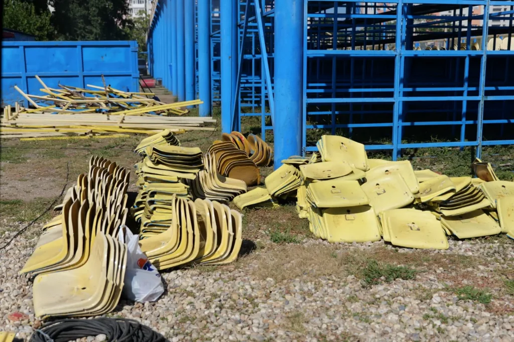 Lucrări de demontare la tribunele Bazei Sportive Colentina